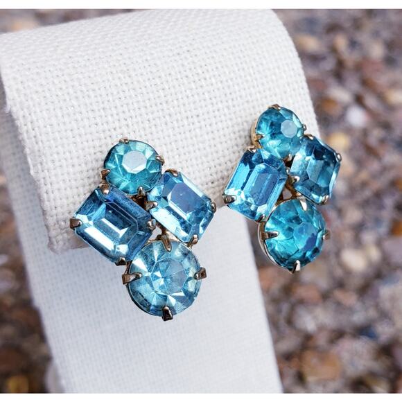 Vintage Baby Blue Rhinestone Coro Gold Tone Screw Back Earrings - Picture 1 of 9